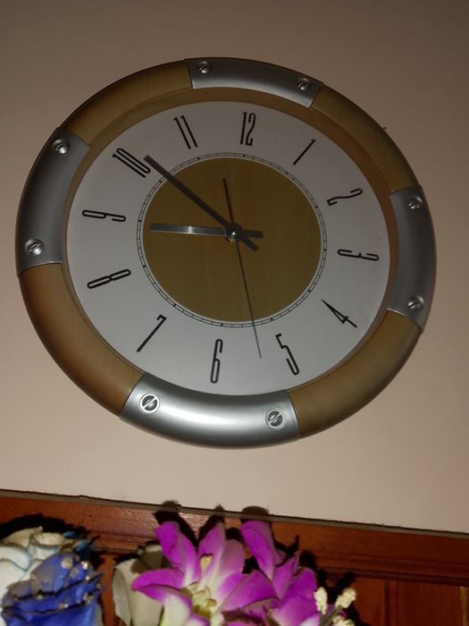 Стенен часовник нов