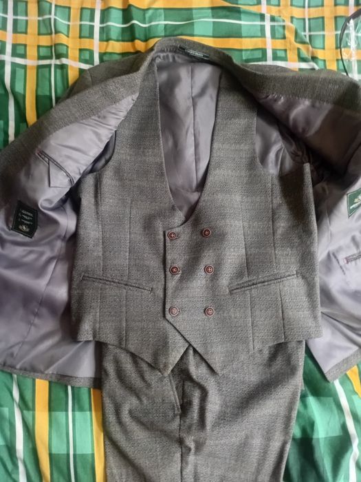 Продам костюм тройка