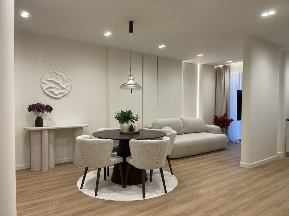 Proprietar. Vand apartament, finisat si mobilat, doua camere. Floresti