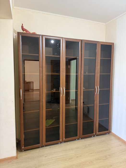продам стеклянный шкаф