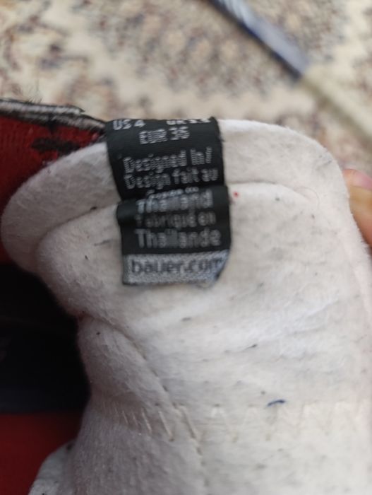 Продам коньки,в подарок клюшка