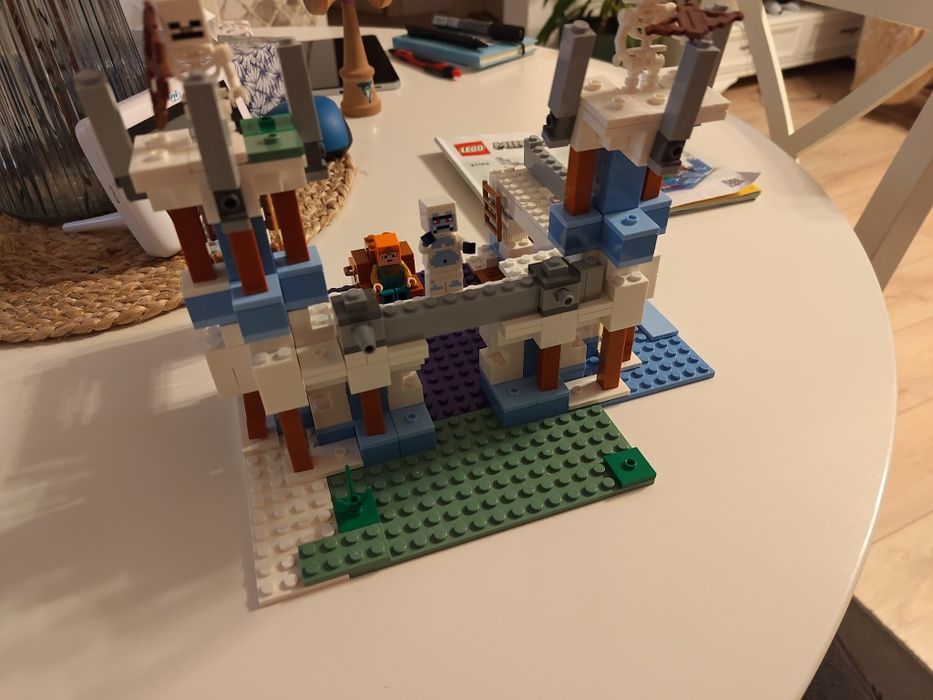 Lego Minecraft® Castelul de gheață 22186
#21186
Castelul de gheață