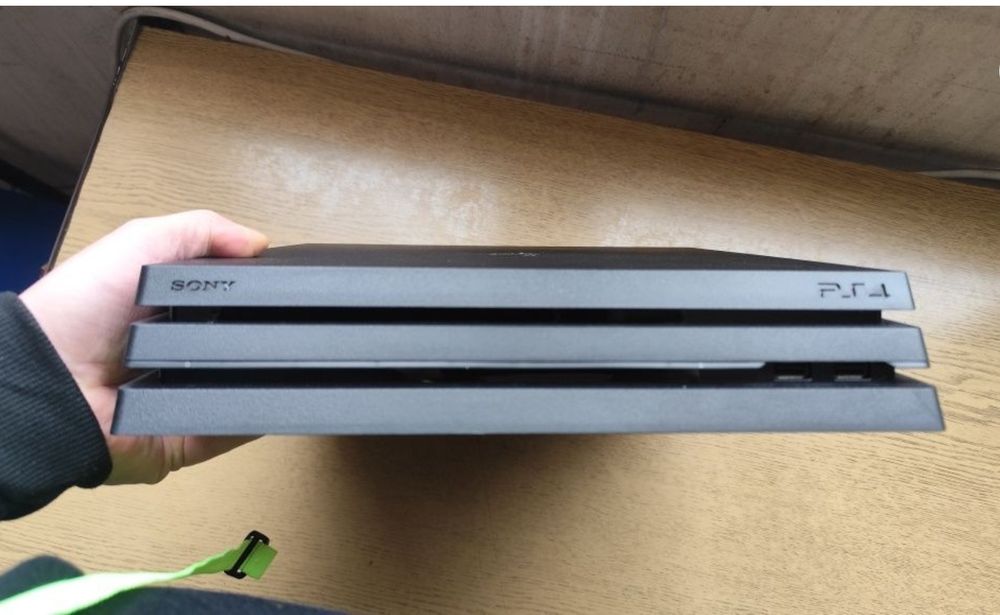 Продавам /Playstation 4 Pro/1TB/