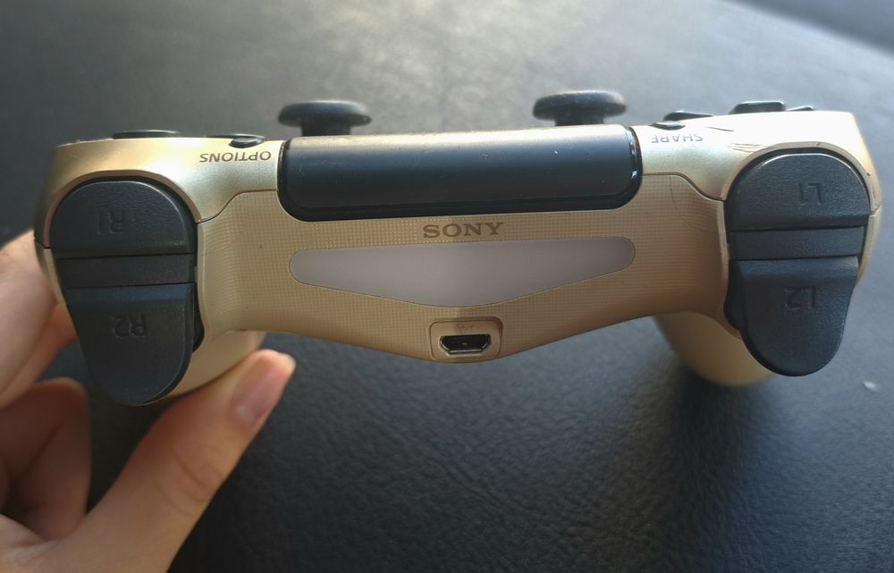 Контролер Sony за PlayStation 4
