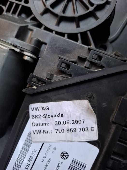 Моторчик стеклоподъёмника, задний левый.