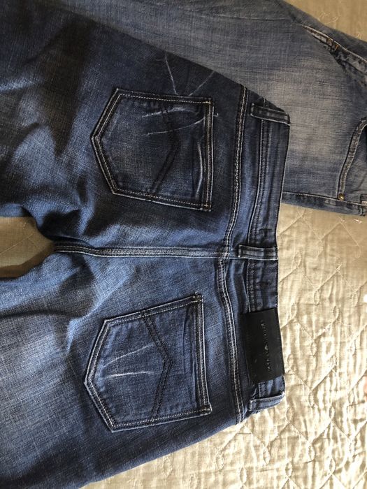 Продаются джинсы Armani.