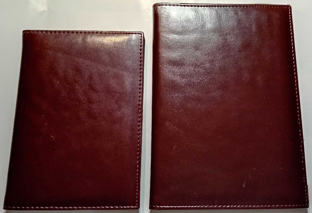 Азбучник с кожена подвързия, три цвята.