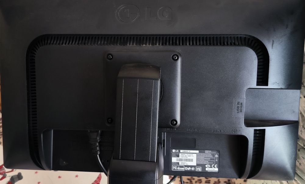 Два монитора 22 и 17 инча