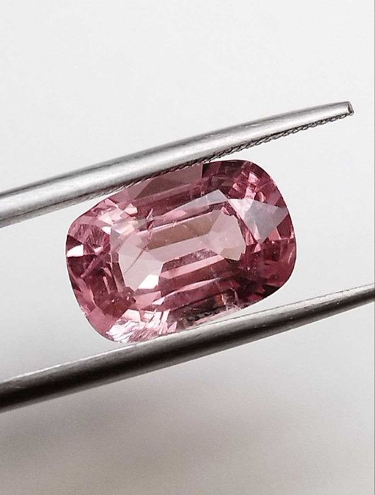 Стилен шпинел в изискан Падпараджа цвят 3.68кт.! Нов!