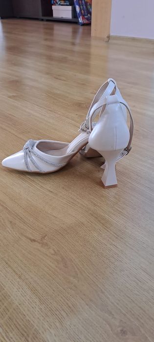 Pantofi cu toc bej
