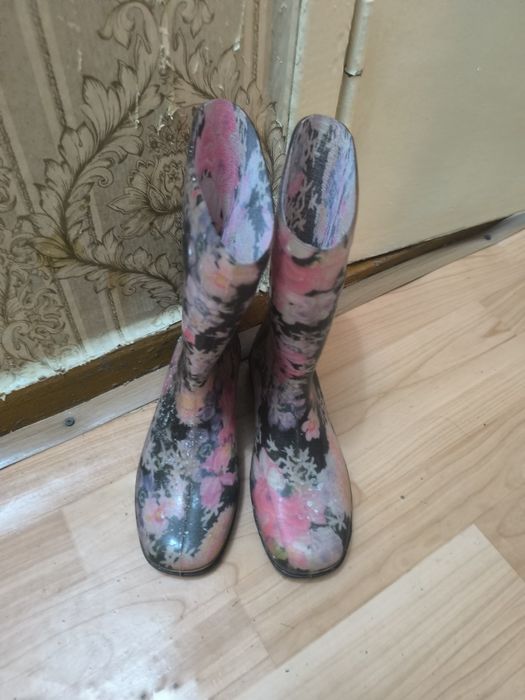 Продам резиновые сапоги женские