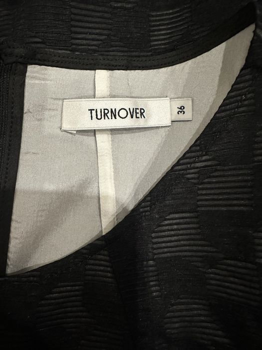 Черна рокля с къс ръкав на Turnover