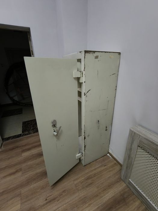 Продам сейф металлический