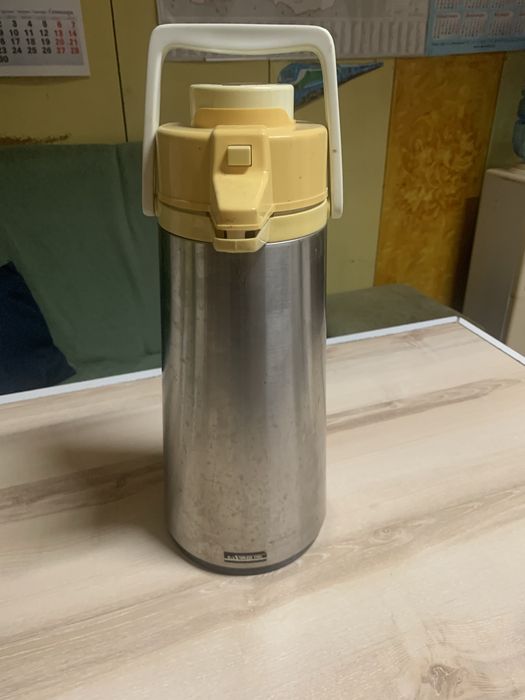 Термус 2.1 литра с помпа.