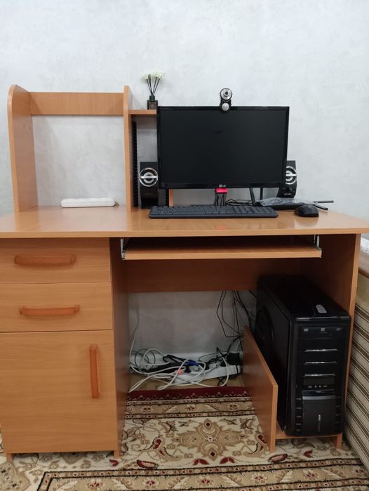 Продаётся компьютерный стол