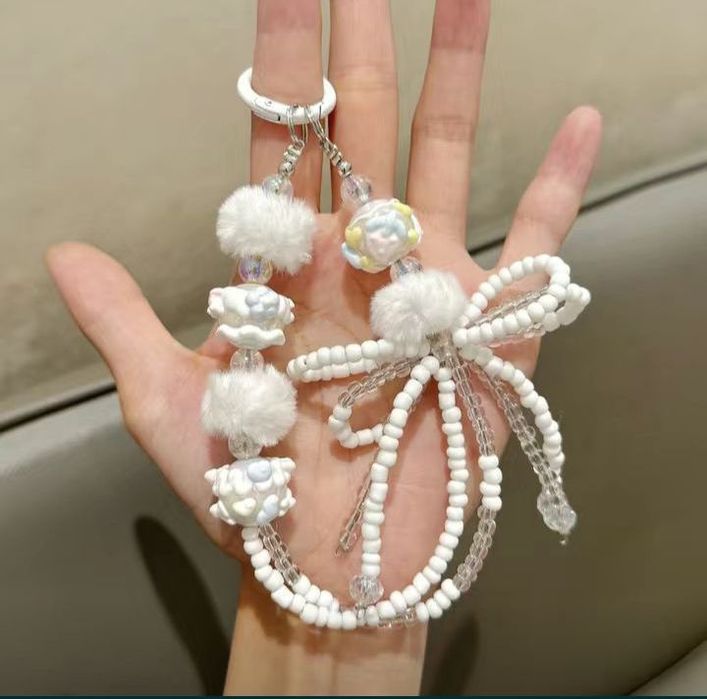 Брелок из бусин белый