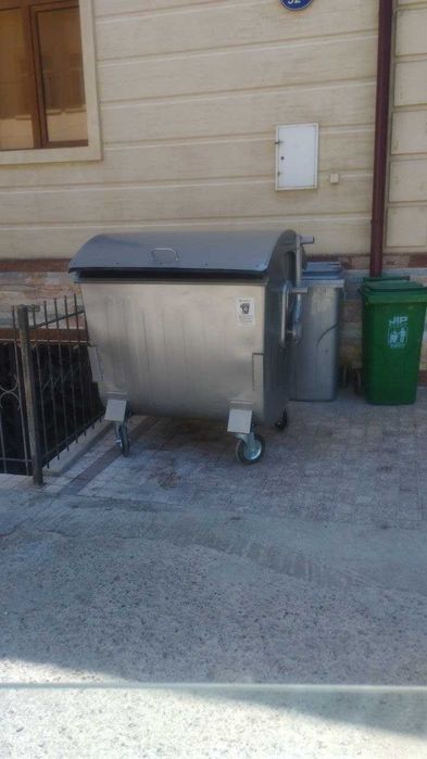 Металлический бак для мусора 1100 л.