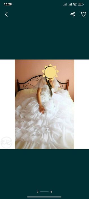 Свадебное платье со шлейфом.