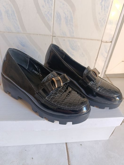 Недорого срочно продам женские кроссовки и туфли