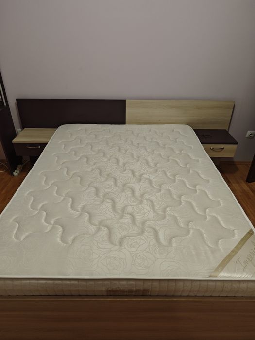 Спалня 140 на 200 плюс нощни шкафчета и скрин