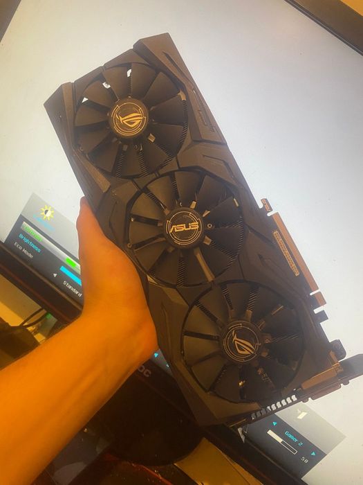 Placa video Asus ROG Strix GTX 1070 cu 8GB de memorie,