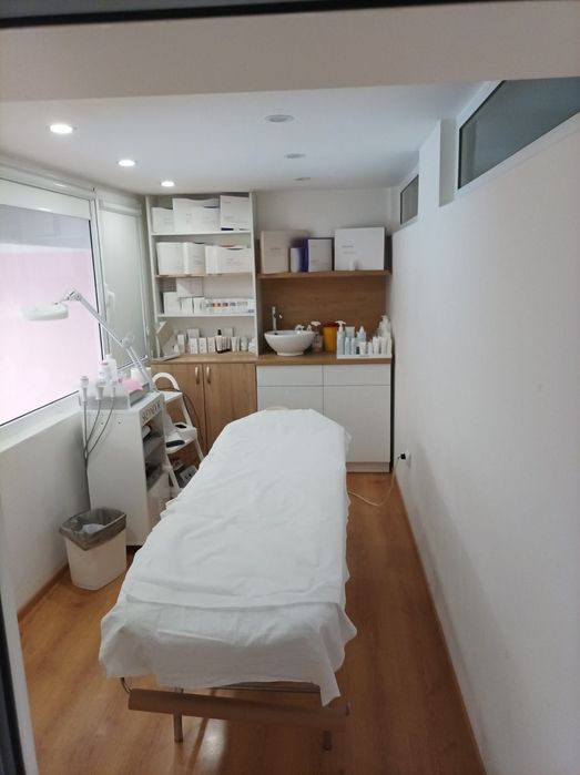 Шкаф за козметичен/масажен кабинет