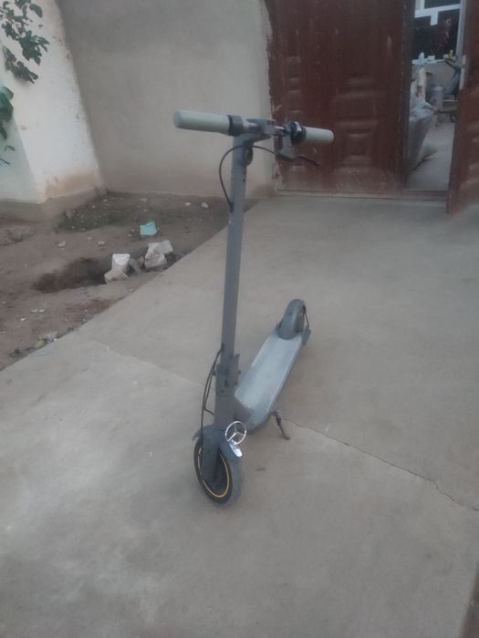 электросамокат    рассиядан   Кеган  холати  ало   заряатчги  бор