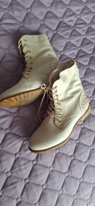 Боти с камъчета в бежов цвят