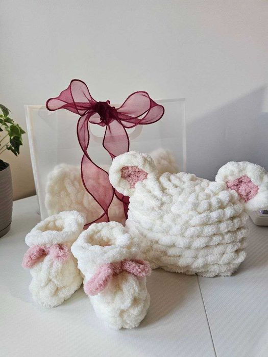 Set tricotat căciuliță cu urechi + botoșei, handmade