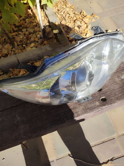 Продам фару Тойота Королла