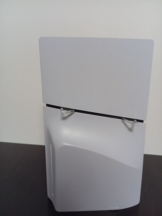 Vând Ps5 Nou perfect funcțional cu manetă originala cu toate cablurile cu 2 jocuri și cu tastatura și mouse led