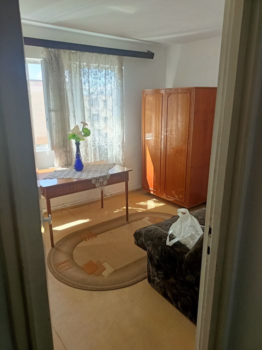 Închiriez apartament cu trei camere în Turda