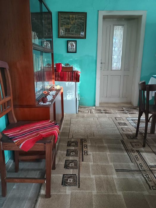 Casa la tara de vanzare