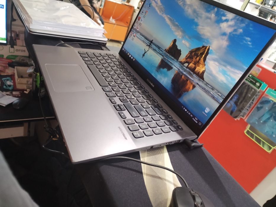 Noutbuk sotiladi Asus ryzen 3