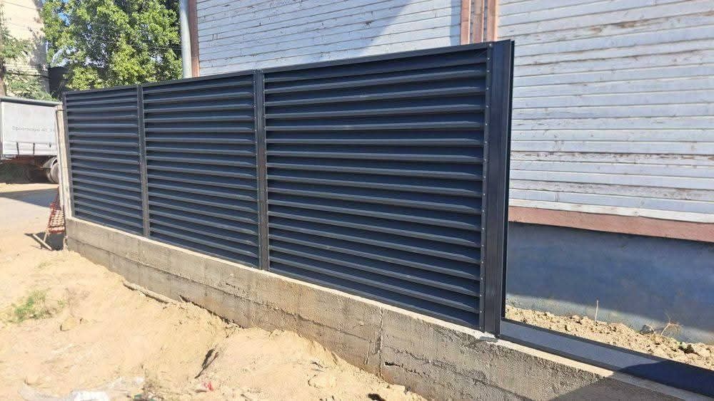 Vand garduri și porți la comanda clientului