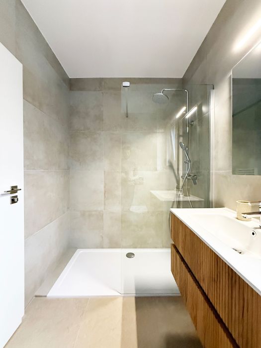 Vand apartament 2 camere complet mobilat, etaj 1, cu loc de parcare