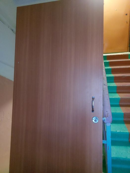 Продам железную дверь