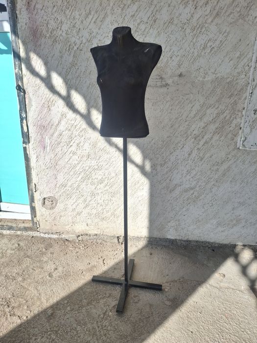 Маникен с стойка и вешалка