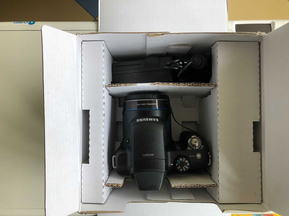 Samsung HZ50W Digital Camera(с основен комплект аксесоари-черен)