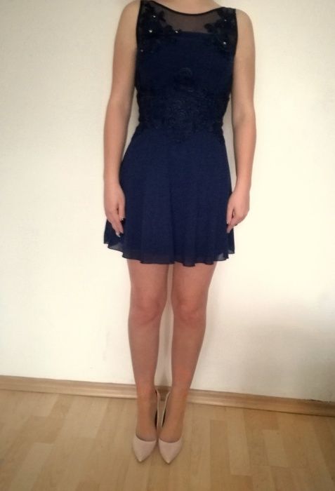 Къса тъмносиня рокля