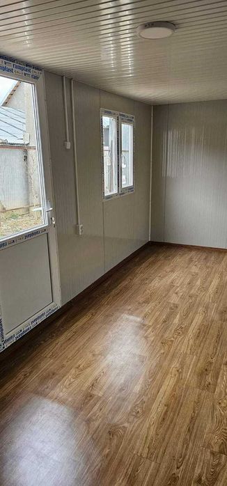 Vand containere modulare moderne pe structura metalica si panou