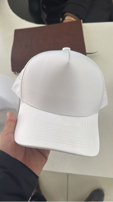 Белый футболка кепка