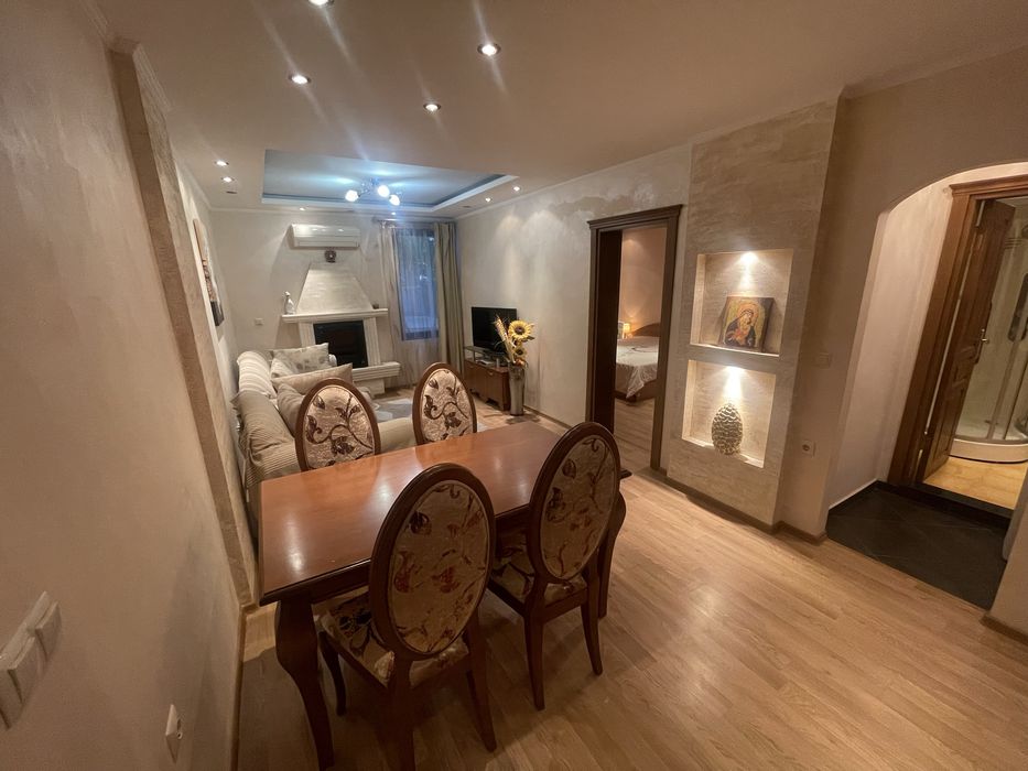 Тристаен апартамент  в центъра на Бургас