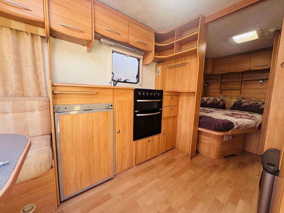 Vând Rulota Adria  Adora 532 UP  Recent inmatriculata  Pat fix matrimonial 4/5 locuri de dormit  2 Spații de dormit Motor mover