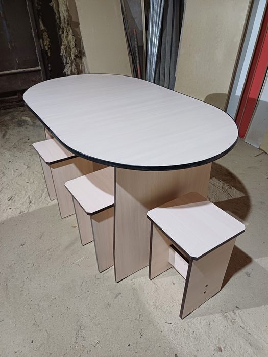 Стол и 4 табурета.