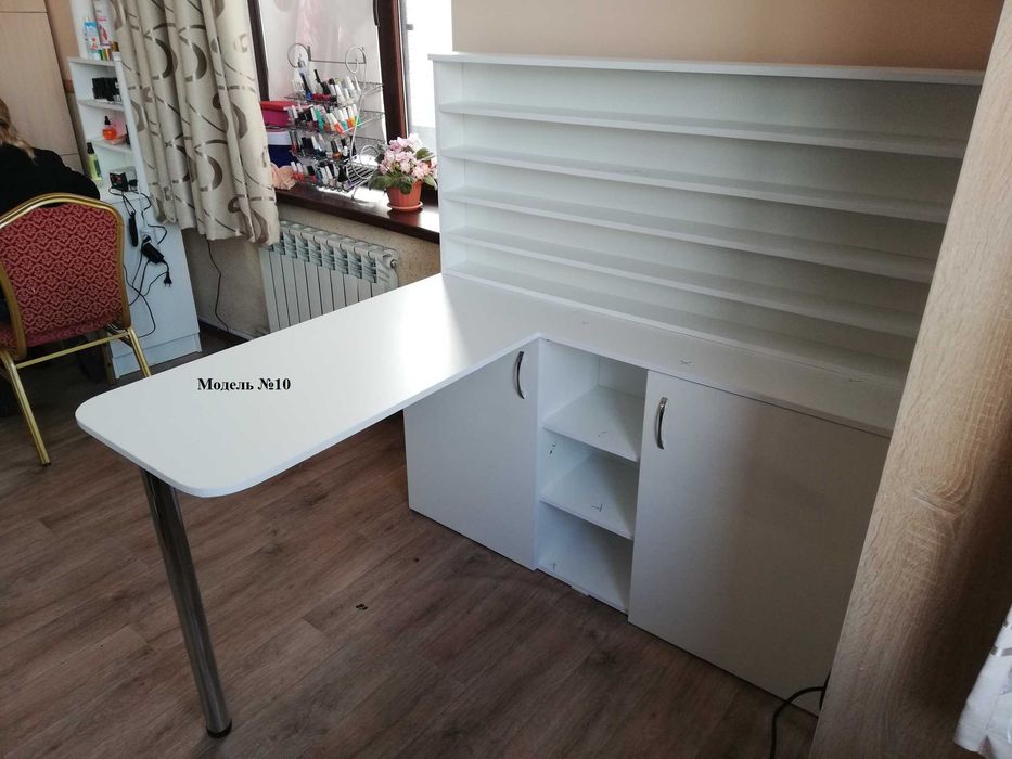 Маникюрный стол очень удобный