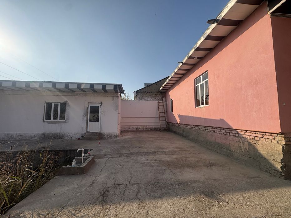 Karmana Mohinur toʻyxona tarafda 8 sotxli hovli sotiladi