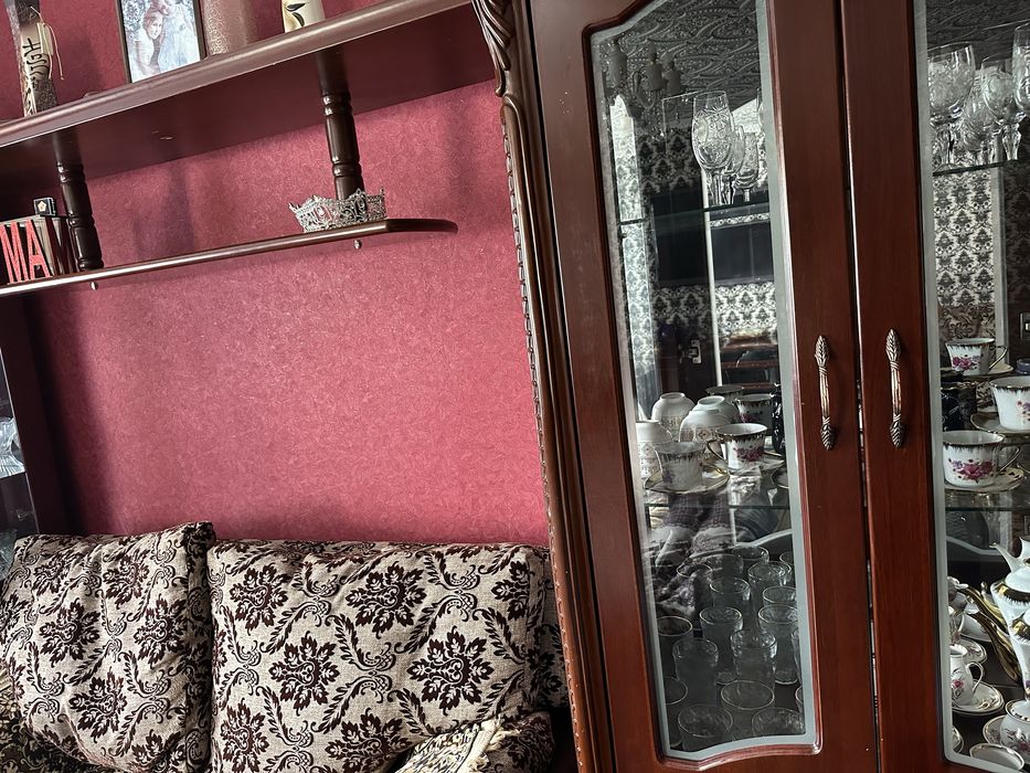 Стол стулья тумба сервант