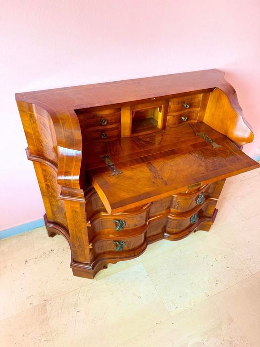 Ribaltă / secretaire veche, import italía, realizată în stil clasic, píesă de atelier. Front bombat, furnir natural, interior cu sertărașe
