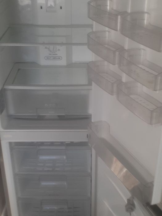 Продам двухкамерный холодильник  LG .